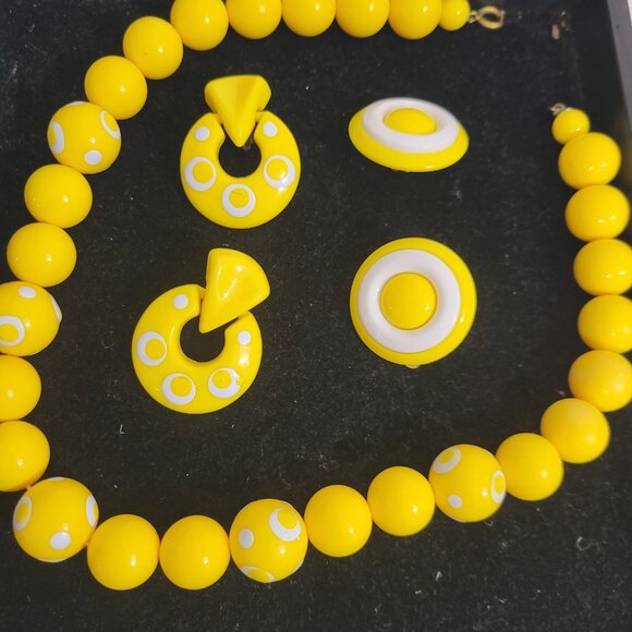 Vintage Bright Yellow and White Set with Two Clip on Earrings to Match - Picture 3 of 4